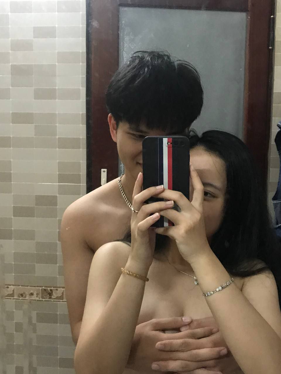 Bà xã vụng trộm với huấn luyện viên gym vì anh ta đụ khoái vl